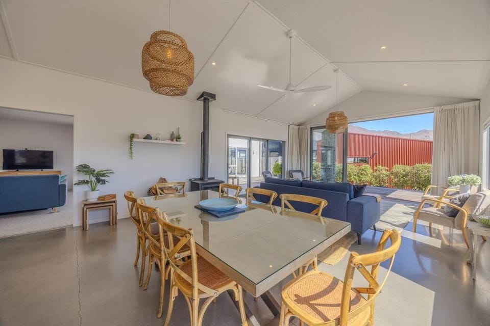 Seating area, Dining area