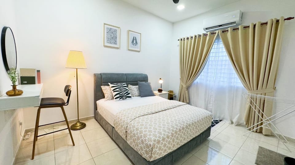 Bed, Living room, Seating area, Bedroom