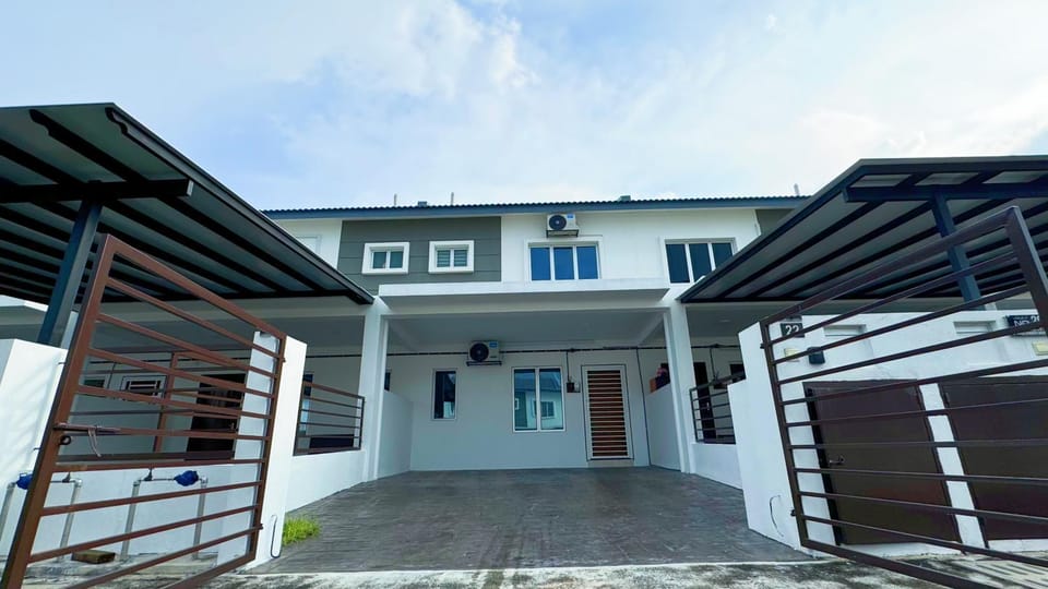 Property building, Facade/entrance, Day