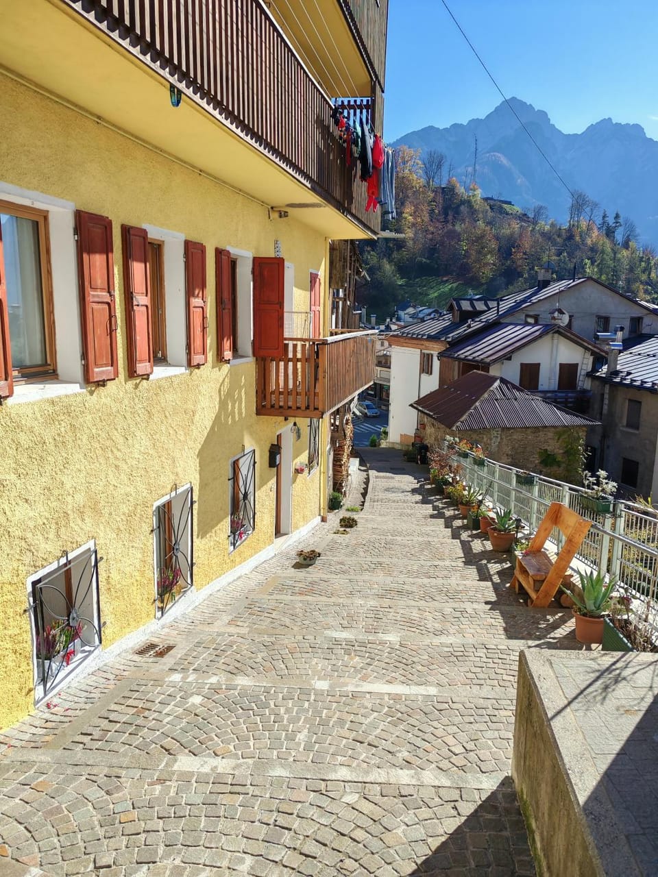 Property building, Nearby landmark, Day, Neighbourhood, Natural landscape, Mountain view, Street view