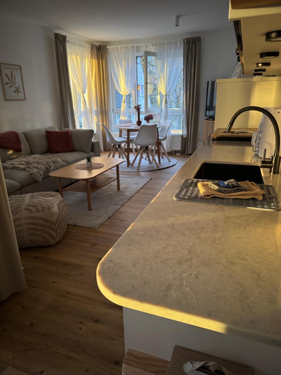 Kitchen or kitchenette, Living room, Photo of the whole room, Dining area