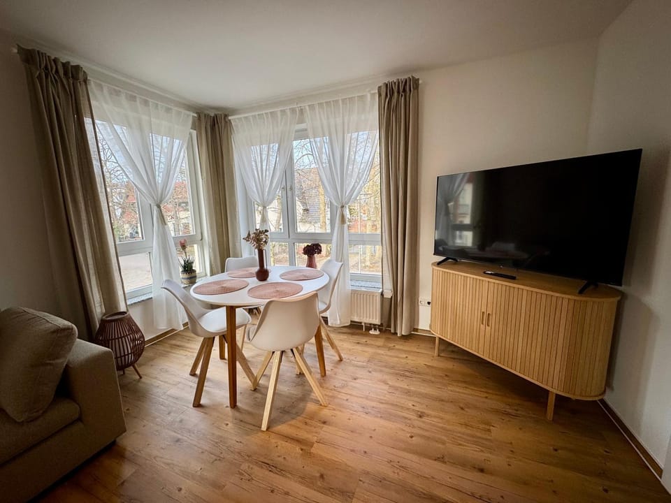 Communal lounge/ TV room, TV and multimedia, Living room, Seating area, Dining area, Evening entertainment