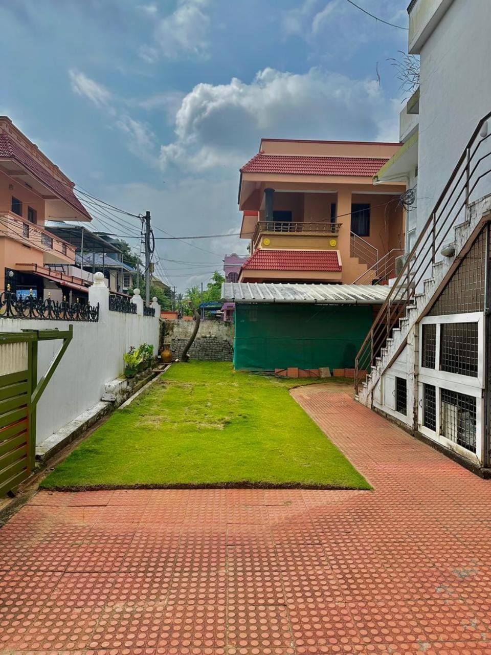 Property building, Neighbourhood, Garden, Street view, Parking