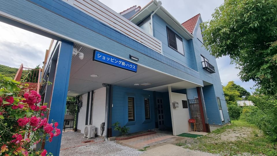 Property building, Facade/entrance, Shopping Area, group of guests, Family