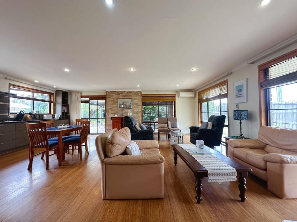 Seven Mile Beach House - 5 minutes to the Airport House in Tasmania