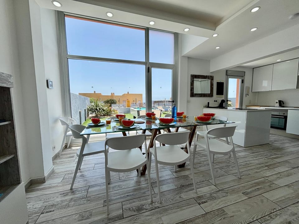 Kitchen or kitchenette, Dining area
