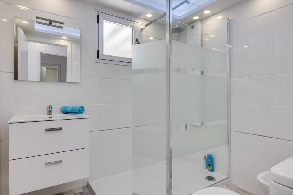 Shower, Toilet, Bathroom, towels