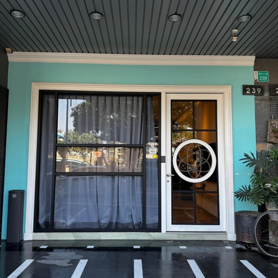 Property building, Facade/entrance, Day