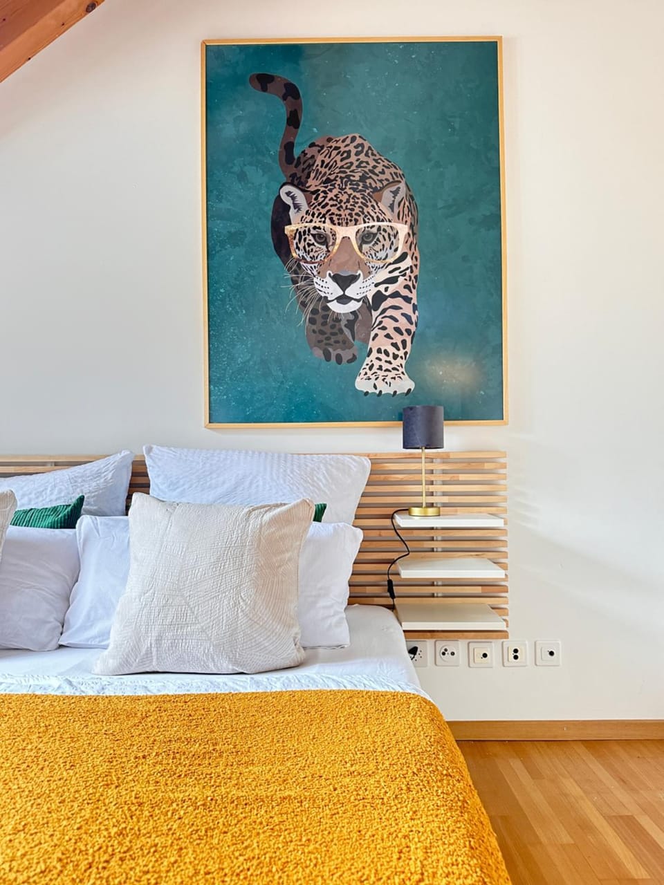 Bed, Photo of the whole room, Decorative detail, Bedroom