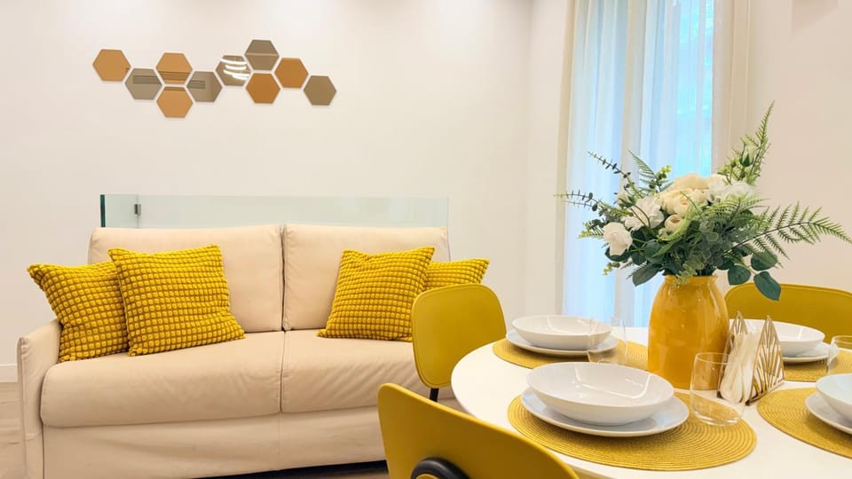 Living room, Lounge or bar, Seating area, Dining area