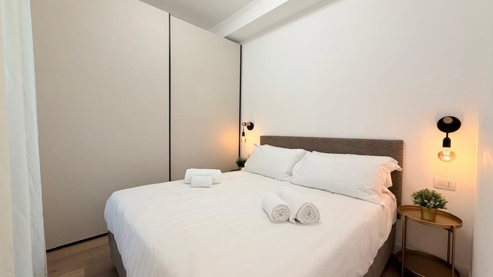 Bed, Photo of the whole room, Bedroom, towels