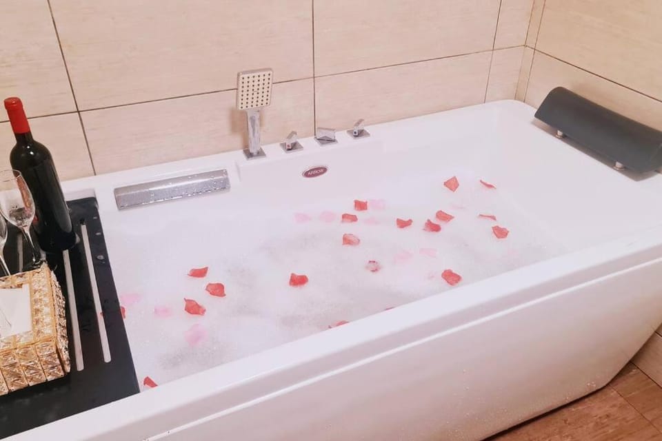 New! Romantic Cozy Suite w Bathtub near Midvalley Apartment in Johor Bahru
