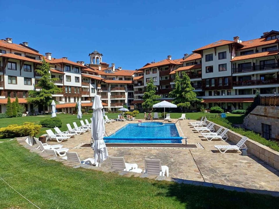 Property building, Day, Swimming pool, sunbed