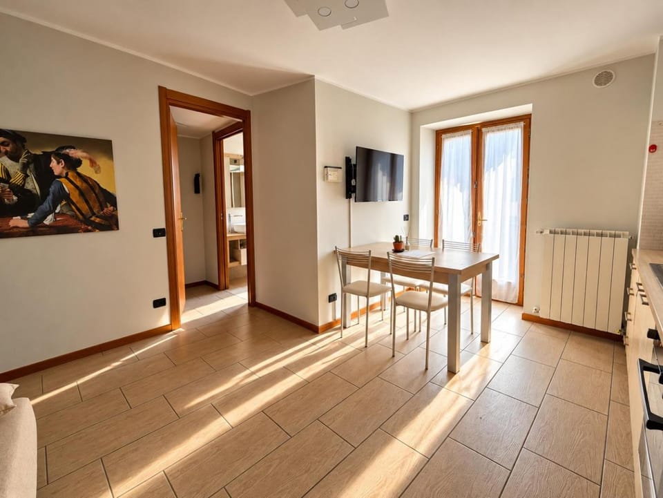 TV and multimedia, Living room, Seating area, Dining area