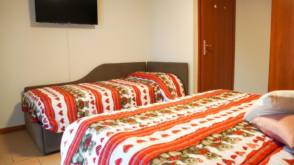 Bed, TV and multimedia, Bedroom
