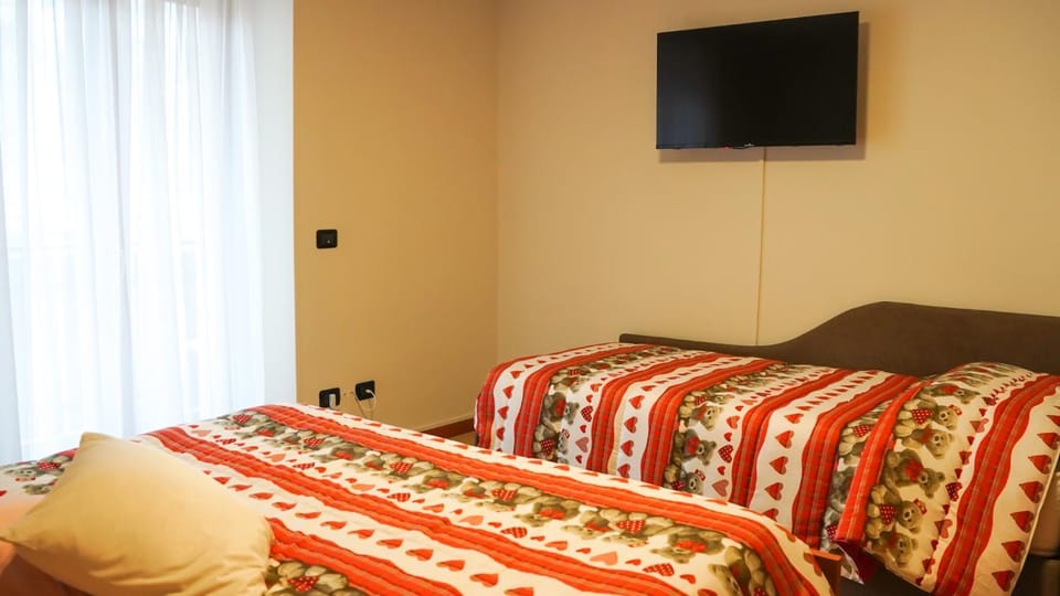 Bed, TV and multimedia, Bedroom