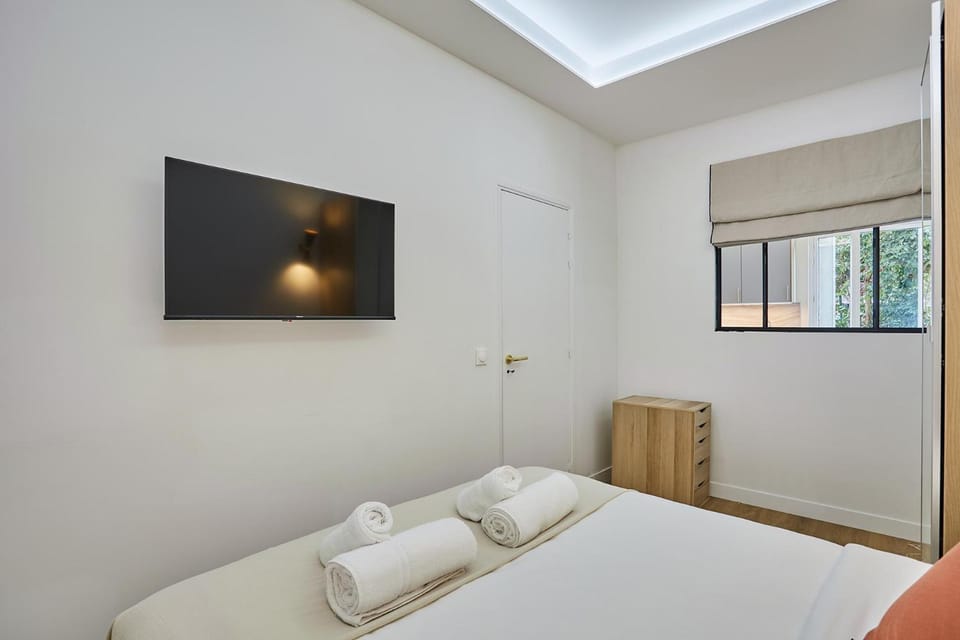 Bed, TV and multimedia, Bedroom, towels