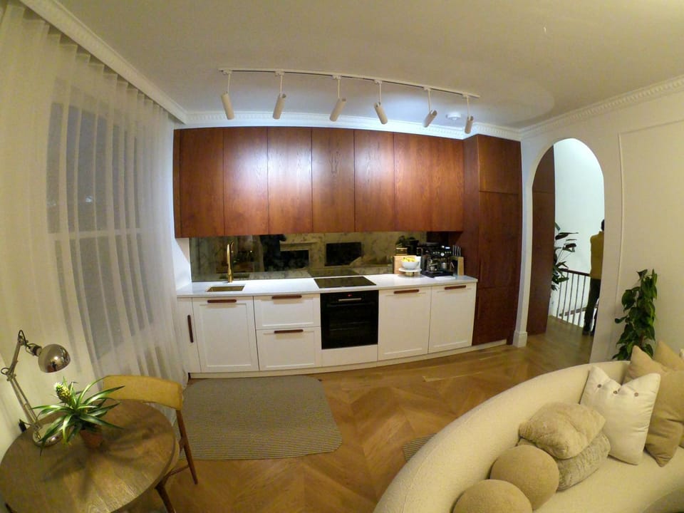 Coffee/tea facilities, dishwasher, oven, stove, toaster, kitchen