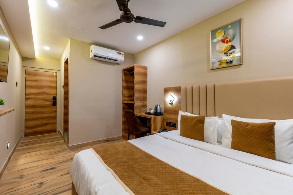Bed, TV and multimedia, Photo of the whole room, Bedroom, fireplace, wardrobe, air conditioner