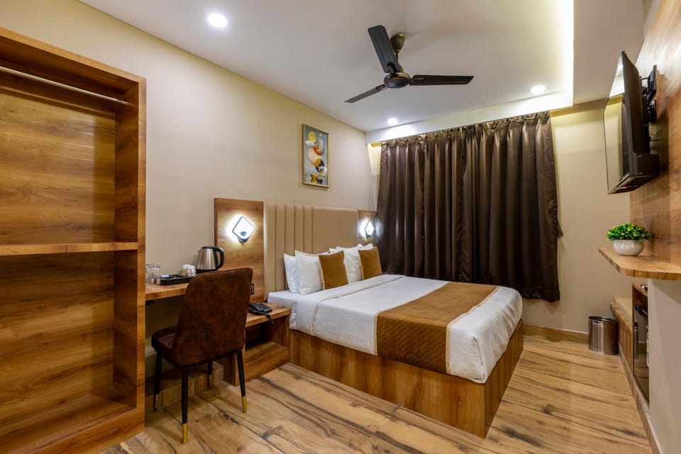 Bed, TV and multimedia, Photo of the whole room, Bedroom, fireplace, air conditioner