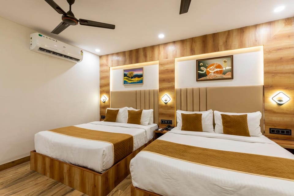 Bed, TV and multimedia, Photo of the whole room, Bedroom, fireplace, air conditioner