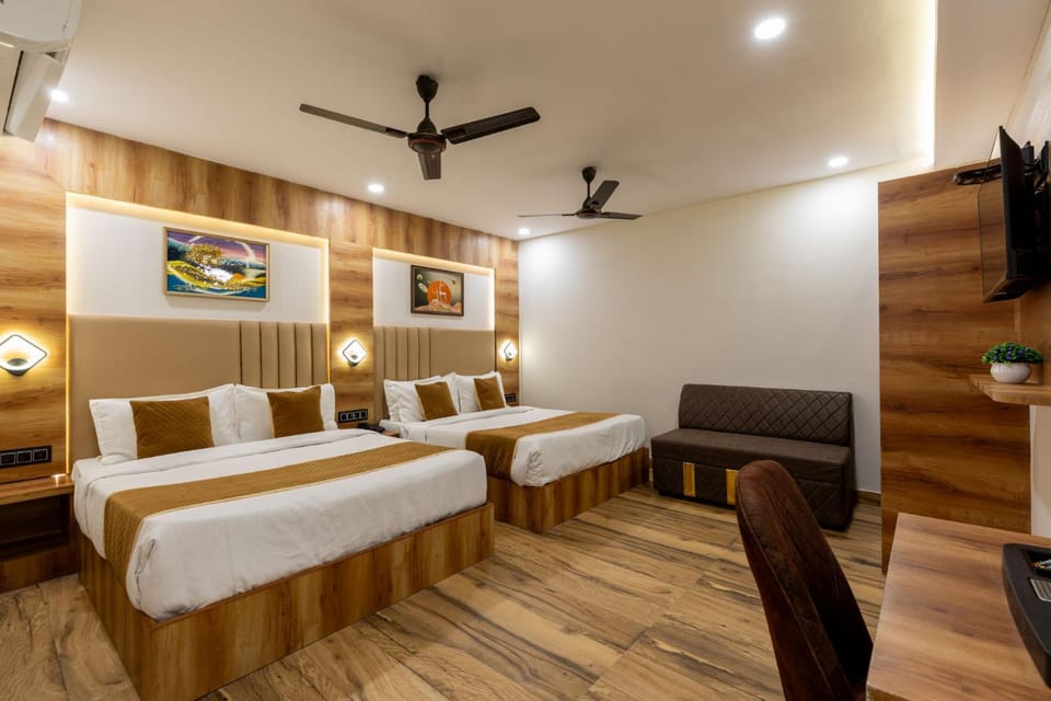Bed, TV and multimedia, Living room, Photo of the whole room, Seating area, Bedroom, fireplace, air conditioner