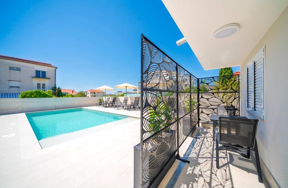 Patio, Balcony/Terrace, Seating area, Dining area, Pool view, Swimming pool, sunbed
