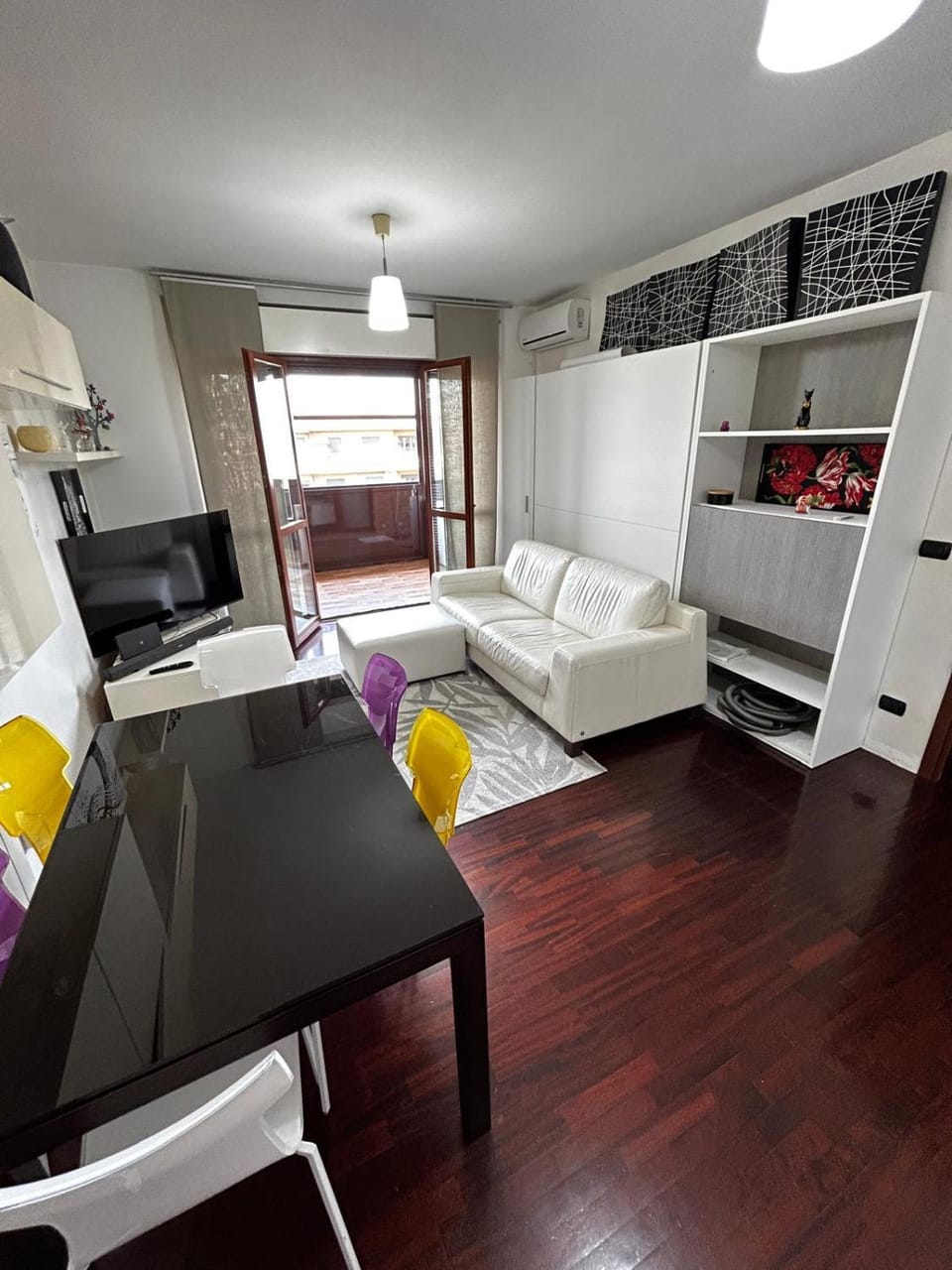 Communal lounge/ TV room, Bed, TV and multimedia, Living room, Photo of the whole room, Seating area, Dining area, Bedroom, air conditioner