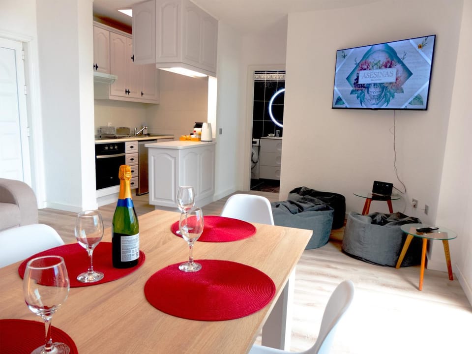 TV and multimedia, Kitchen or kitchenette, Living room, Food and drinks, Seating area, Dining area, oven