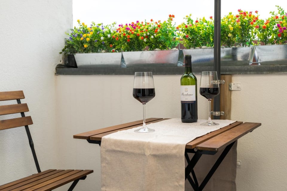 Food and drinks, Dining area, Drinks, Alcoholic drinks