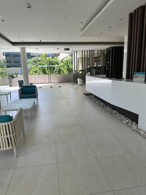 Tambuli Seaside Residences Tower C Seaview balcony pool 18mins Aiport Apartment in Lapu-Lapu City