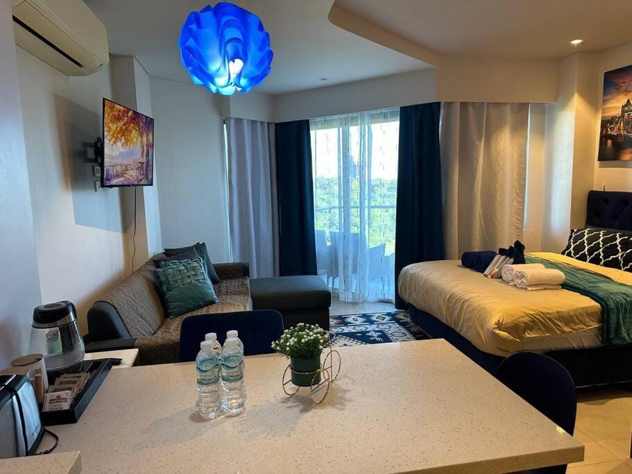 Tambuli Seaside Residences Tower C Seaview balcony pool 18mins Aiport Apartment in Lapu-Lapu City