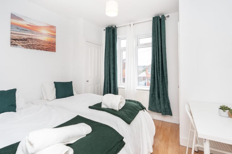 Crew House near M27 Corridor Onsite Parking Apartment in Southampton