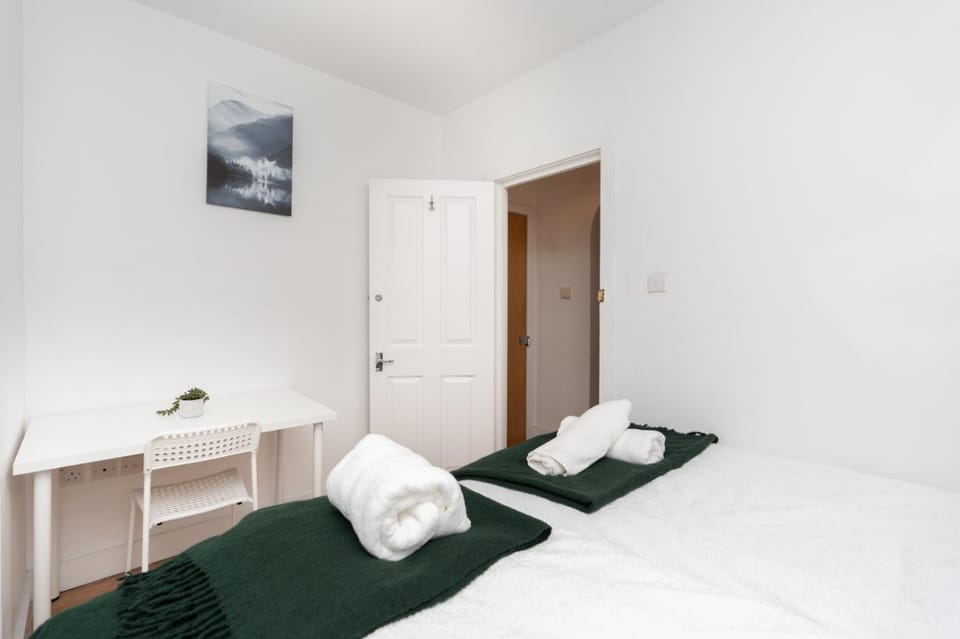Crew House near M27 Corridor Onsite Parking Apartment in Southampton