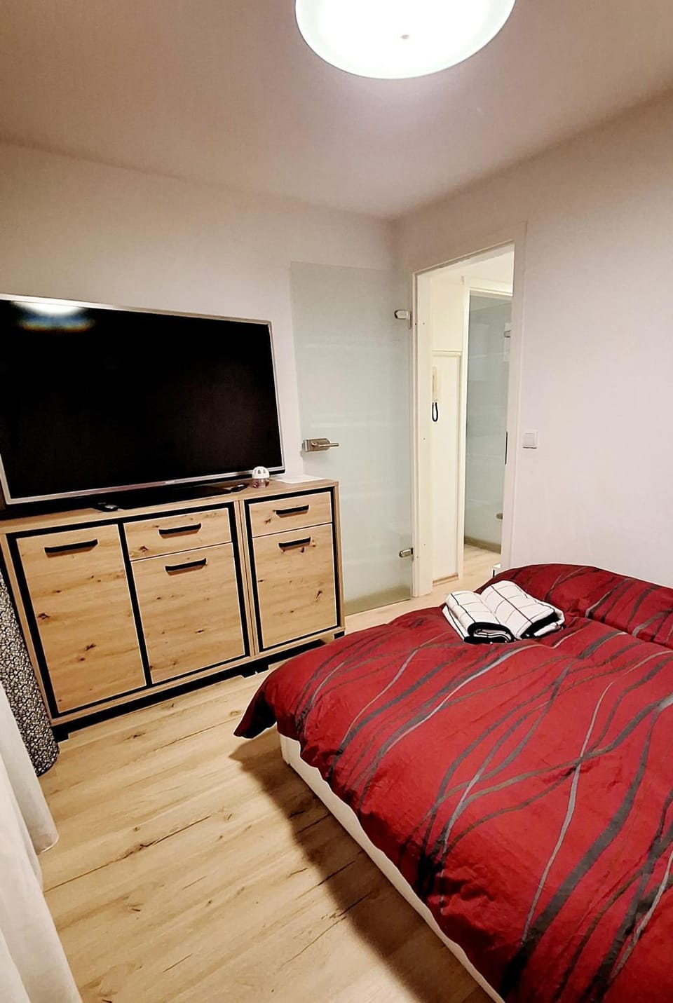 Communal lounge/ TV room, Bed, Evening entertainment, Bedroom