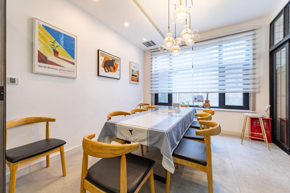 Restaurant/places to eat, Internal: Not applicable to any particular room