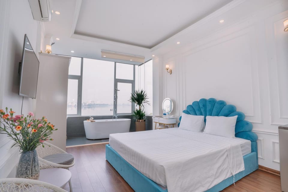 Bed, TV and multimedia, Living room, Seating area, Bedroom