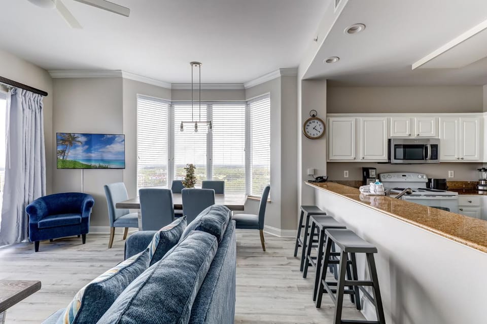 Kitchen or kitchenette, Living room, Seating area, Dining area