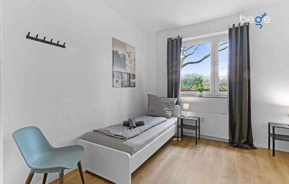Bed, Seating area, Bedroom