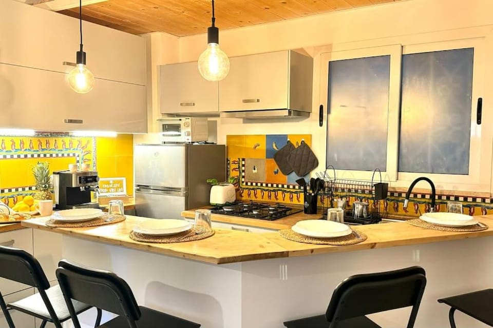 Coffee/tea facilities, Kitchen or kitchenette, Dining area, Food, oven, pet friendly, toaster