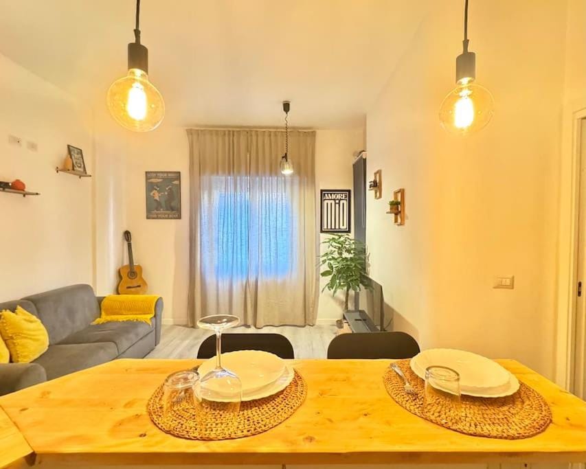 Coffee/tea facilities, Kitchen or kitchenette, Living room, Seating area, Dining area