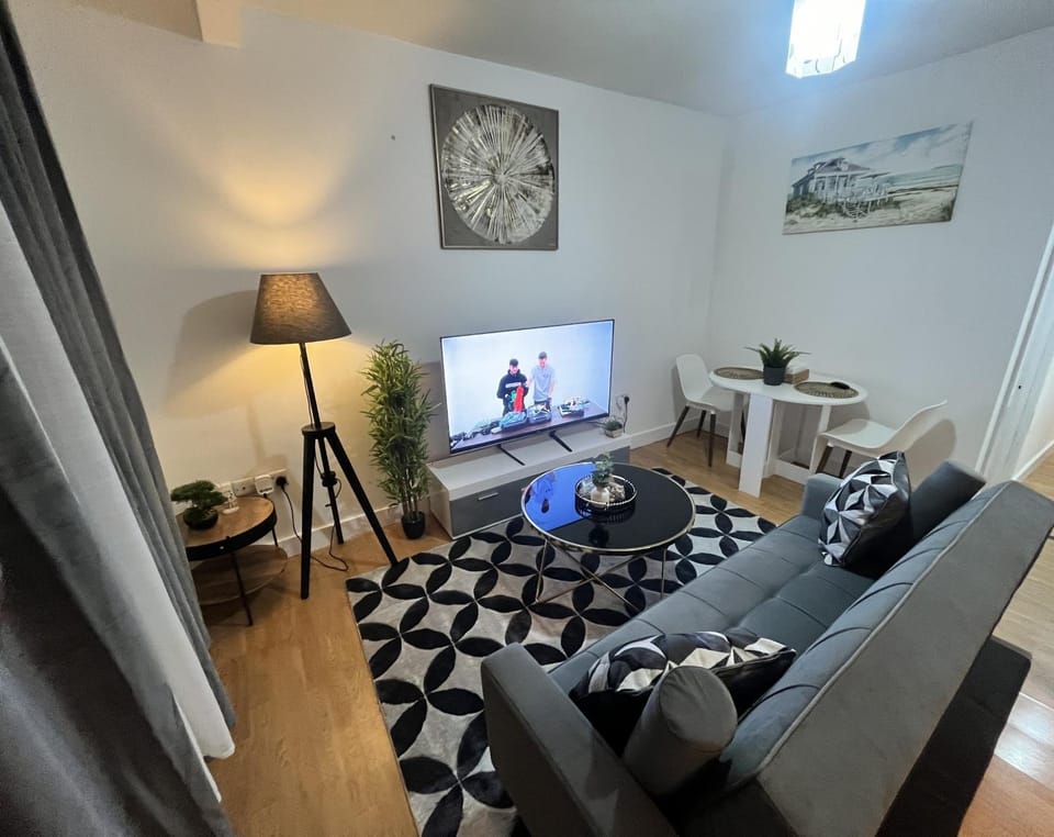 TV and multimedia, Living room, Seating area, Evening entertainment