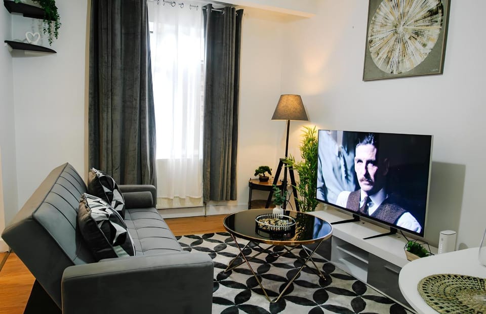 TV and multimedia, Living room, Seating area, Evening entertainment