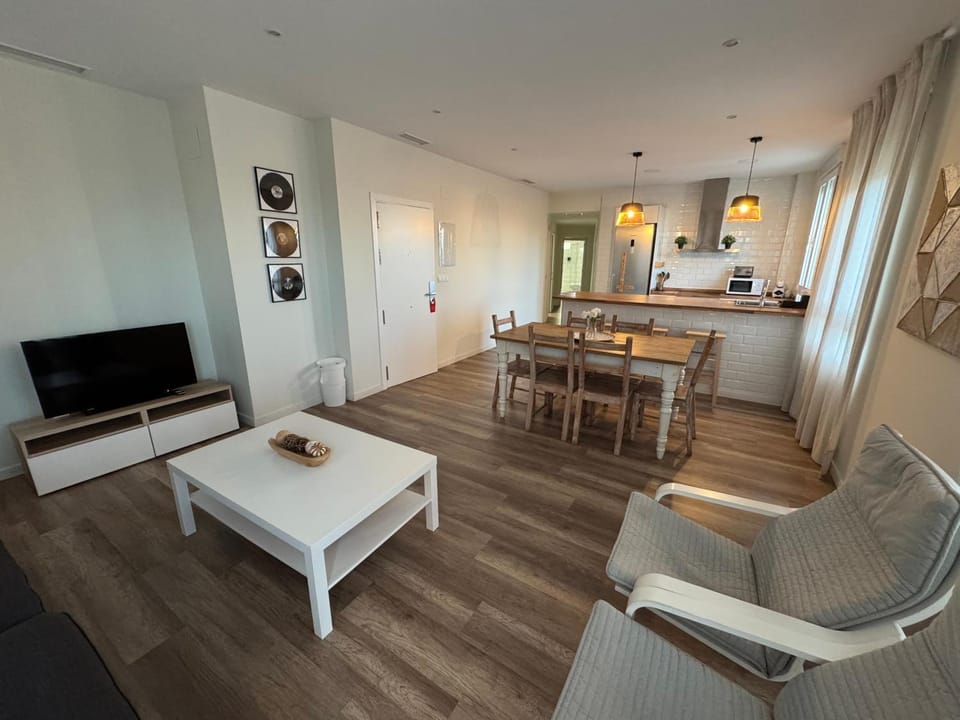 Communal lounge/ TV room, TV and multimedia, Seating area, Dining area