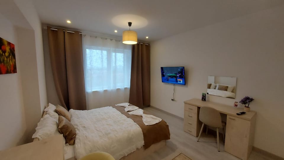 Bed, TV and multimedia, Bedroom