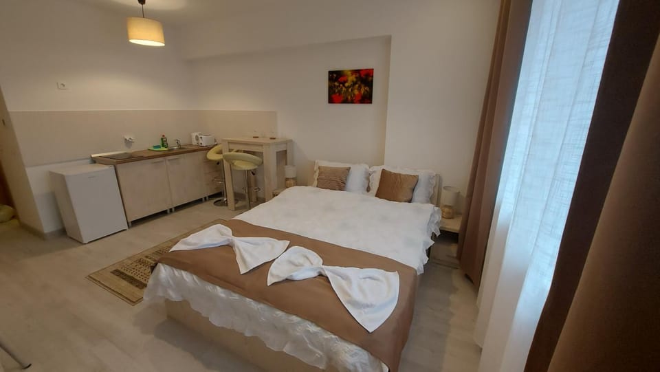 Bed, Kitchen or kitchenette, Photo of the whole room, Bedroom, towels