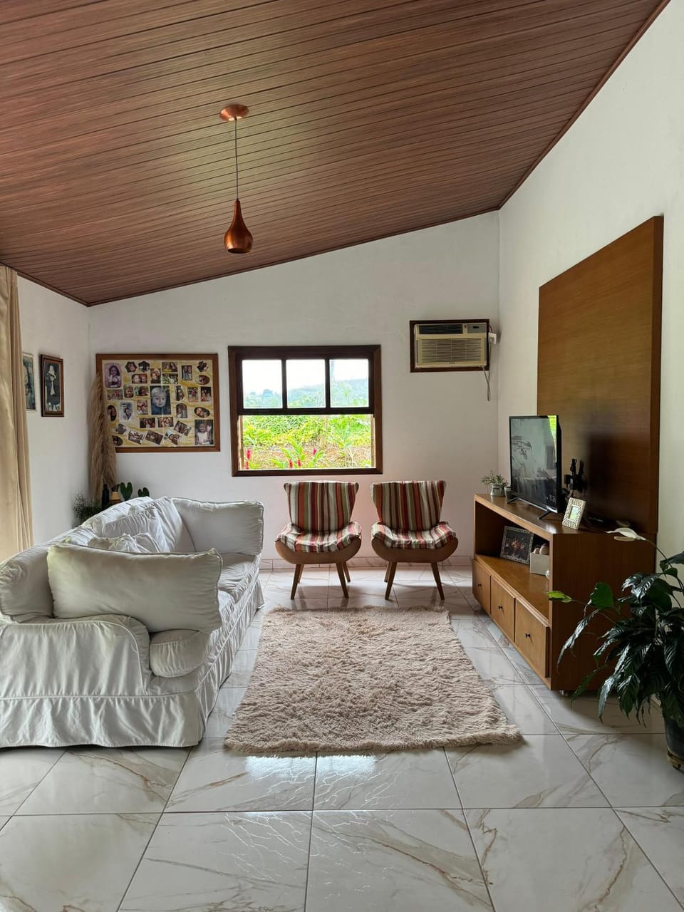 Bed, TV and multimedia, Living room, Seating area