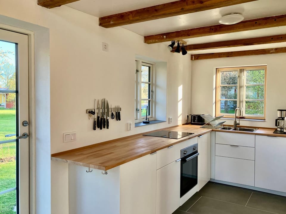 Kitchen or kitchenette, dishwasher, stove