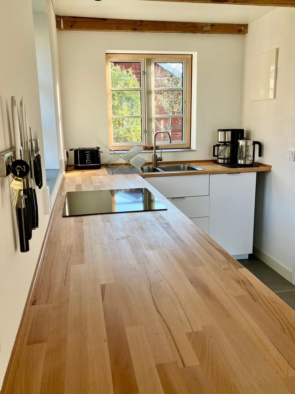 Coffee/tea facilities, Kitchen or kitchenette, stove, toaster