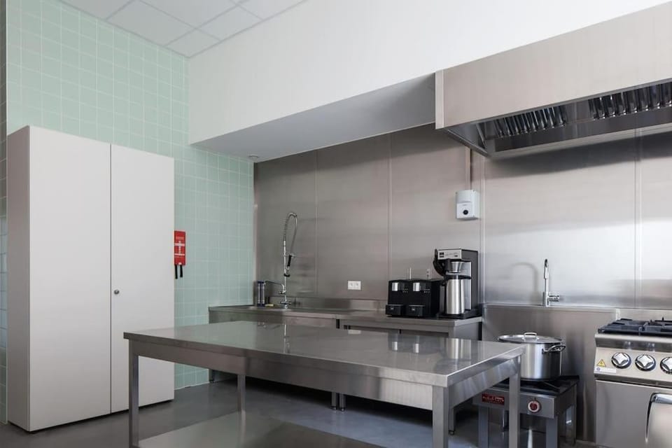 Coffee/tea facilities, oven, stove, kitchen